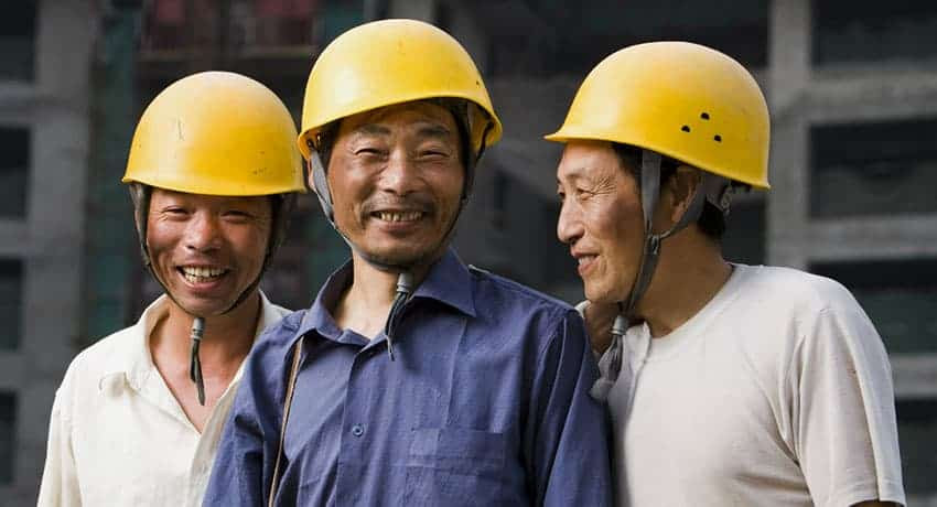 Đeo mũ bảo hộ sao cho đúng: Hướng dẫn chi tiết theo từng loại công việc