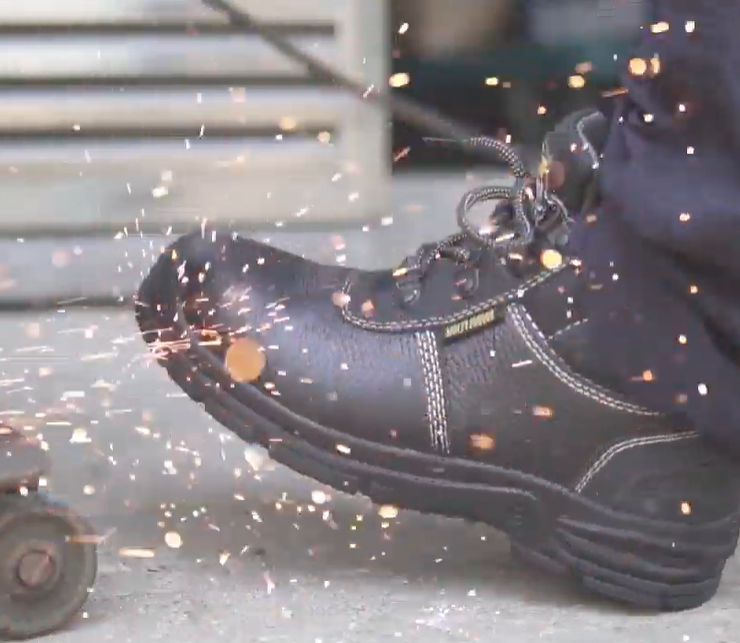 Giày bảo hộ lao động cần có những tính năng chủ yếu gì ?