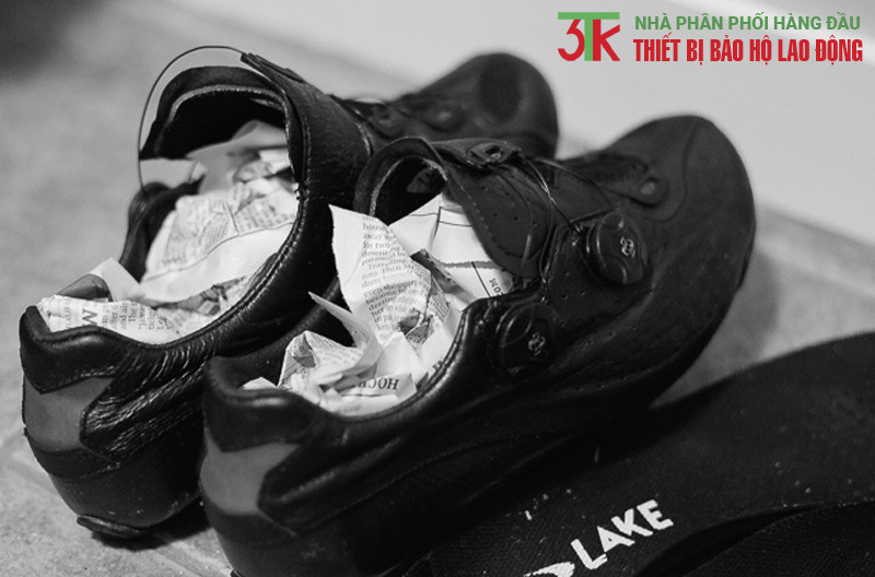 VỆ SINH GIÀY BẢO HỘ ĐÚNG CÁCH